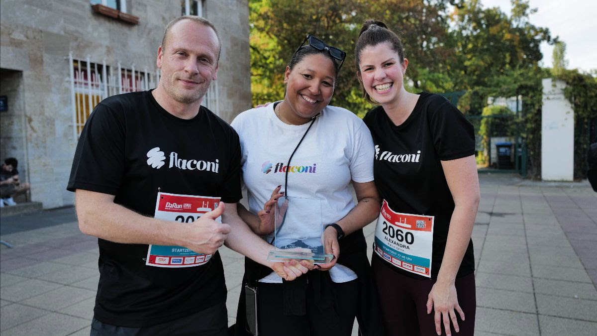 flaconi team celebrating at B2Run